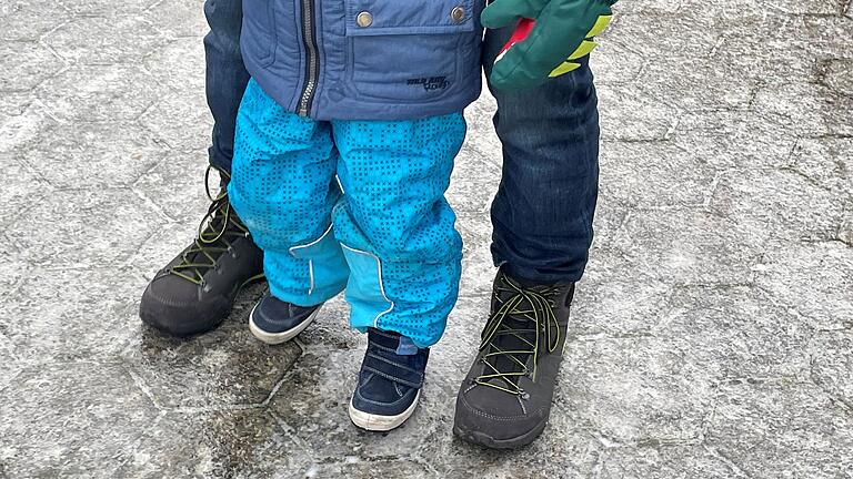 Auch die Kindergärten waren schwer zu erreichen. Dort entschieden die Leitungen individuell. Viele Eltern ließen die Kinder zu Hause.