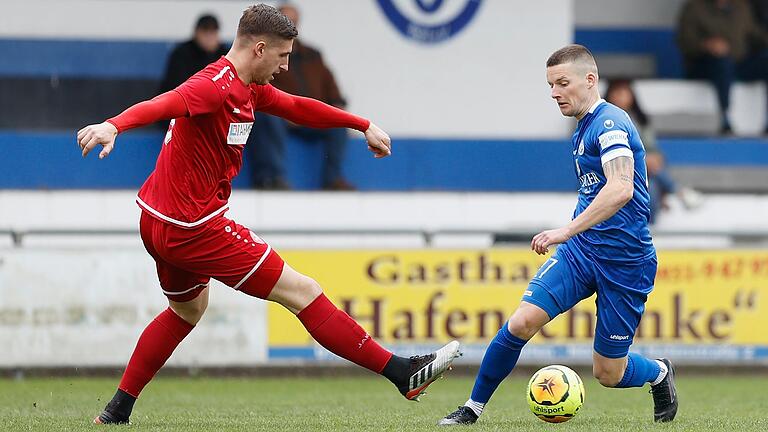 Spielszene aus dem Bayernliga-Heimspiel des FV 04 Würzburg gegen den SC Feucht in der vergangenen Saison: Dennie Michel (rechts) vom FV lässt Max Hering vom SC ins leere Laufen. Jedoch gewannen die Feuchter.