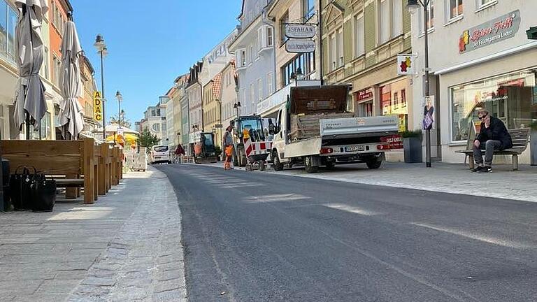 Er wurde dunkelgrau statt beige: Die Farbe des Asphalts in der Rückertstraße ist in den vergangenen Wochen zum Politikum in Schweinfurt geworden.