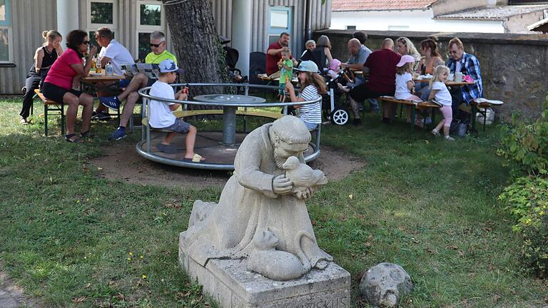 Bei guter Stimmung konnten die Besucherinnen und Besucher Kaffee und Kuchen genießen, die Kinder konnten, immer in Sichtweite der Eltern spielen. Im Vordergrund der Heilige Franziskus, der Patron des Hauses Franziskus. Er ist kniend dargestellt - auf Augenhöhe für die Kinder.