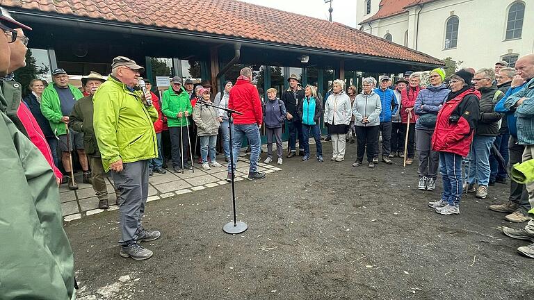 Wanderwart und Organisator Edgar Geisel (links) bei der Begrüßung der vielen Wanderfreunde vor der Pilgerhalle in Limbach.