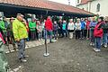 Wanderwart und Organisator Edgar Geisel (links) bei der Begrüßung der vielen Wanderfreunde vor der Pilgerhalle in Limbach.