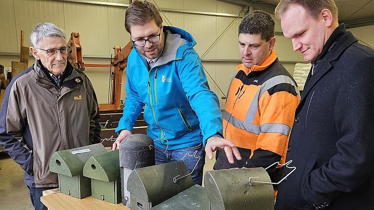 Naturschutzwächter Dieter Fünfstück und Matthias Franz (Untere Naturschutzbehörde) erklären Forstwirt Thomas Morawietz und Oerlenbachs Bürgermeister Nico Rogge (von links), welcher Nistkasten für welche Vogelart gebaut wurde.       -  Naturschutzwächter Dieter Fünfstück und Matthias Franz (Untere Naturschutzbehörde) erklären Forstwirt Thomas Morawietz und Oerlenbachs Bürgermeister Nico Rogge (von links), welcher Nistkasten für welche Vogelart gebaut wurde.