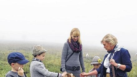 Mit Lederhose und Hüte-Stecken: Ruth Habermann, die Gattin des Landrates, ging auch mit den Ziegen auf Tuchfühlung. Auch Kinder durften die zutraulichen Tiere streicheln.