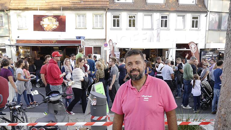 Tausende stürmen die Food Meile       -  Auf den Geschmack gekommen: Der Organisator der Street Food Meile, Roland Smith, plant eine Fortsetzung.