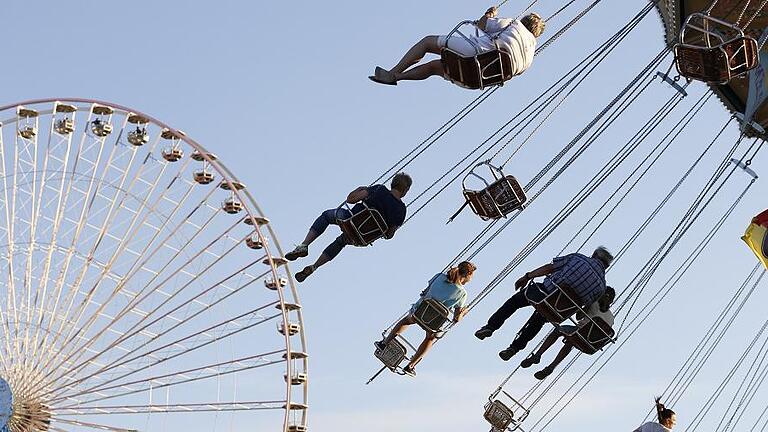 Zwei Wochen lang locken die Fahrgeschäfte wieder aufs Kiliani-Volksfest.