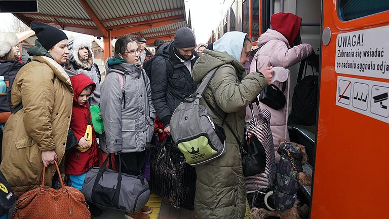 Ukrainische Kriegsflüchtlinge an einem Bahnhof in Polen: Viele EU-Staaten rechnen mit der baldigen Ankunft von Geflüchteten. Der Landkreis Haßberge bereitet sich schon darauf vor, Menschen aufzunehmen.