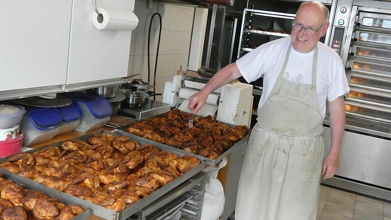 Gegen 8 Uhr wurden die 600 halben Hähnchen zu Bäcker Edwin Elflein transportiert, der zu dieser Zeit bereits eine 7-Stunden-Arbeitsnacht in seiner Backstube hinter sich hatte. Er konnte trotzdem noch lachen, als er die knusprigen Hähnchen nach gut zwei Stunden aus dem Backofen holte.