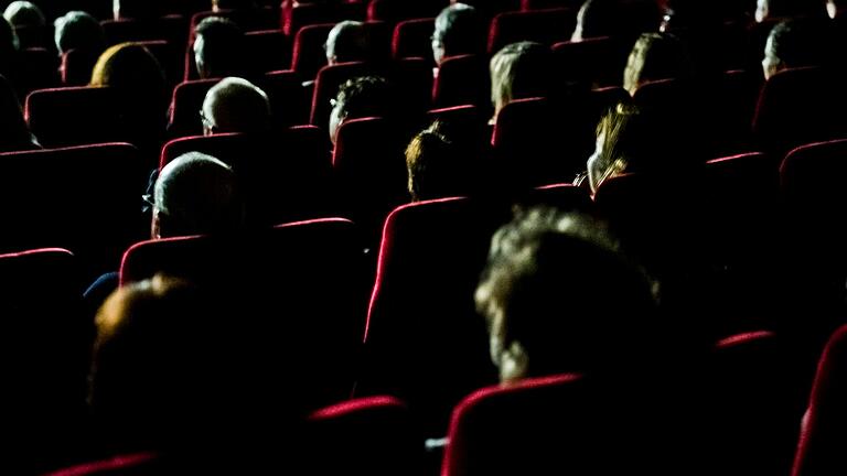 Theater       -  Besucherinnen und Besucher sitzen in den Reihen.