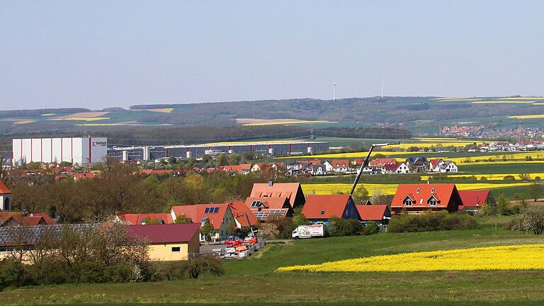 Das riesige Zentrallager dominiert die Ansicht der Steigerwaldgemeinde Donnersdorf, in der Kaufland der größte Arbeitgeber ist. Im Vordergrund ist der Ortsteil Falkenstein zu sehen. Das riesige Zentrallager dominiert die Ansicht der Steigerwaldgemeinde Donnersdorf, in der Kaufland der größte Arbeitgeber ist. Im Vordergrund ist der Ortsteil Falkenstein zu sehen.