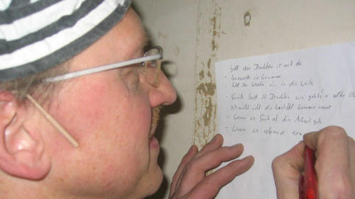 Martin Wachenbrönner notiert sich die letzten Zeilen des Wortbeitrages in Burgwallbach als Sicherheit für einen eventuellen Blackout. - Martin Wachenbrönner notiert sich die letzten Zeilen des Wortbeitrages in Burgwallbach als Sicherheit für einen eventuellen Blackout. Martin Wachenbrönner notiert sich die letzten Zeilen des Wortbeitrages in Burgwallbach als Sicherheit für einen eventuellen Blackout. - Martin Wachenbrönner notiert sich die letzten Zeilen des Wortbeitrages in Burgwallbach als Sicherheit für einen eventuellen Blackout.