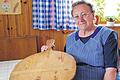 Alles Handarbeit: Auf diesem Kuchendeckel wurden früher die selbst gemachten Nudeln geschnitten, erinnert sich die Lendershäuserin Gertraud Thein.FOTO: Gudrun Klopf