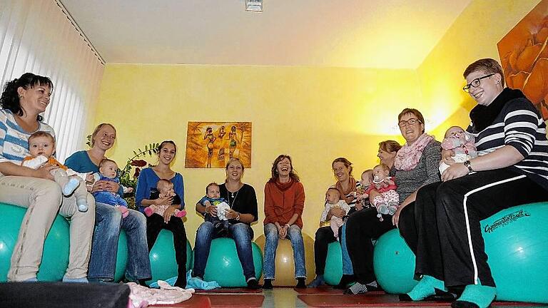 Mütter, Babys, Hebamme: Gerade in den ersten Wochen nach der Geburt möchten heute viele Frauen eine intensive Betreuung. Mütter, Babys, Hebamme: Gerade in den ersten Wochen nach der Geburt möchten heute viele Frauen eine intensive Betreuung.