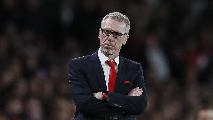 Angefressen       -  Kölns Trainer Peter Stöger wollte nicht über die Fan-Ausschreitungen sprechen.