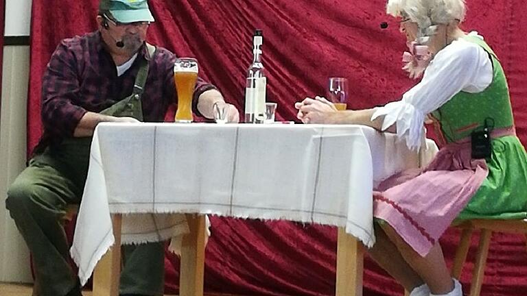 Bauer und Tochter alias Alfred Euring (von links) und Bürgermeister Michael Gottwald auf der Bühne der Unslebener Jahnhalle.