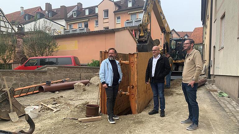 Planer Matthias Kirchner, Bürgermeister Michael Kastl und Bauamtschef Simon Glückert (von links) informieren sich über den Baufortschritt in der Kapellengasse, die zum Pilotprojekt werden soll.       -  Planer Matthias Kirchner, Bürgermeister Michael Kastl und Bauamtschef Simon Glückert (von links) informieren sich über den Baufortschritt in der Kapellengasse, die zum Pilotprojekt werden soll.