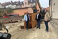 Planer Matthias Kirchner, Bürgermeister Michael Kastl und Bauamtschef Simon Glückert (von links) informieren sich über den Baufortschritt in der Kapellengasse, die zum Pilotprojekt werden soll.       -  Planer Matthias Kirchner, Bürgermeister Michael Kastl und Bauamtschef Simon Glückert (von links) informieren sich über den Baufortschritt in der Kapellengasse, die zum Pilotprojekt werden soll.