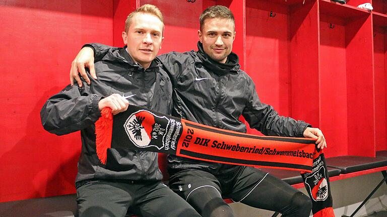 Ein Bild aus dem Jahr 2022: Thomas Cäsar (links) und Felix Zöller halten in der Kabine den Schal der DJK Schwebenried/Schwemmelsbach hoch. Beide werden auch in der kommenden Saison das Trainerduo des Fusionsvereins bilden.