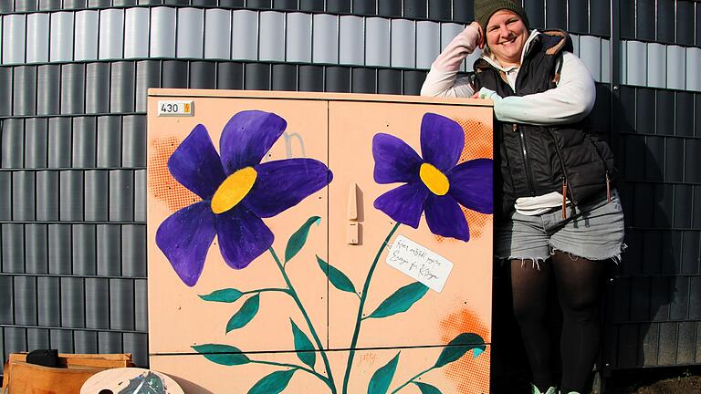 "Hier entsteht positive Energie für Kitzingen." Mit diesem durchaus doppelsinnig gemeinten Satz hat Künstlerin Judith Rasp (Jotty) den Verteilerkasten in der Äußeren Sulzfelder Straße, beim Kitzinger Bauhof, verziert. "Hier entsteht positive Energie für Kitzingen." Mit diesem durchaus doppelsinnig gemeinten Satz hat Künstlerin Judith Rasp (Jotty) den Verteilerkasten in der Äußeren Sulzfelder Straße, beim Kitzinger Bauhof, verziert.