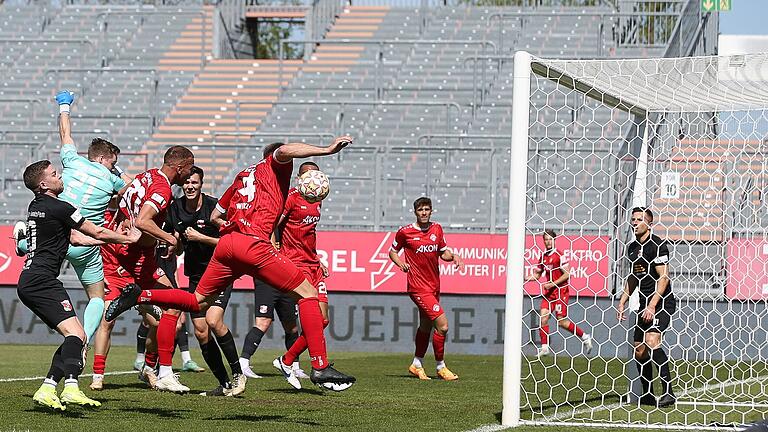 Alexander Winkler (vorne) köpft nach einem Kopfball den Ball zum 2:0 für die Würzburger Kickers ins Tor. Am Ende siegten die Rothosen gegen Hankofen-Hailing deutlich mit 5:1.