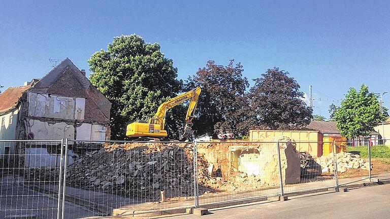 Mit dem Goldenen Löwen ist ein Stück Stadtgeschichte verschwunden       -  (lsl)   Knapp zwei Wochen nach Beginn der Abbrucharbeiten an der Ecke Lindenstraße/Würzburger Straße ist vom Goldenen Löwen fast nichts mehr übrig geblieben. Mit der einst beliebten und am Ende einsturzgefährdeten Traditionsgaststätte ist auch ein Stück Stadtgeschichte verschwunden. Allerdings soll die das Gasthaus prägende Holzvertäfelung der Gasträume nicht verloren sein. Sie soll in die Begegnungsstätte der Senioren-Wohnanlage eingebaut werden, die an dieser Stelle geplant ist. Die Abbrucharbeiten sollen noch in dieser Woche abgeschlossen werden (Mehr Bilder auf: kitzingen.mainpost.de)Foto: Siegfried Sebelka