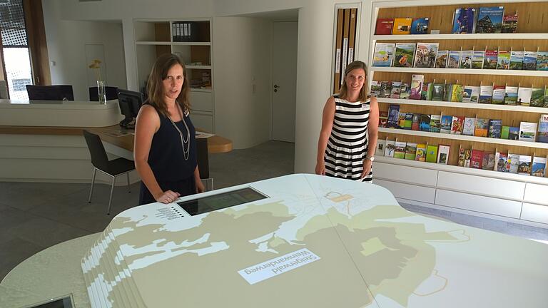 Simone Mergenthaler (links) und Claudia Bellanti von der Tourist Info Iphofen vor einem Relief des Schwanbergs. Simone Mergenthaler (links) und Claudia Bellanti von der Tourist Info Iphofen vor einem Relief des Schwanbergs.