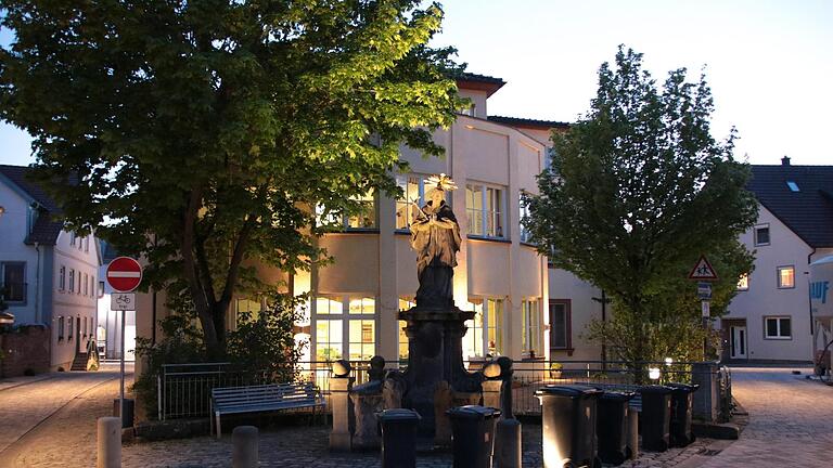 Das Hammelburger Bürgerspital mit der Statue des heiligen Johannes Nepomuk davor nimmt wieder Bewohner auf. Aktuell sind laut Heimleitung 28 der 35 Plätze belegt. Foto: Ralf Ruppert       -  Das Hammelburger Bürgerspital mit der Statue des heiligen Johannes Nepomuk davor nimmt wieder Bewohner auf. Aktuell sind laut Heimleitung 28 der 35 Plätze belegt. Foto: Ralf Ruppert