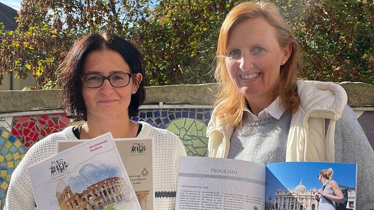 Gemeinsam in Rom: Hanna Lex (Konrektorin) und Juliane Böhm (erweiterte Schulleitung) freuen sich, dass die gesamte Mädchenrealschule  Volkach nach fünf Jahren wieder eine Studienreise unternimmt.