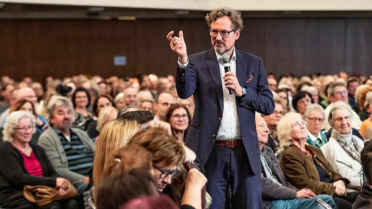 Rund 800 Menschen nehmen am Montag 30.10.23 an der MainLit Lesung von 
Eckart von Hirschhausen 'Mensch, Erde!' im CCW in Würzburg teil. 
Wir müssen nicht »das Klima« retten – sondern uns. Während der Markt der »ewigen Jugend« von Botox bis Einfrieren viel Stoff für Komik bietet, spricht Eckart von Hirschhausen auch mit der echten Jugend von Fridays for Future.