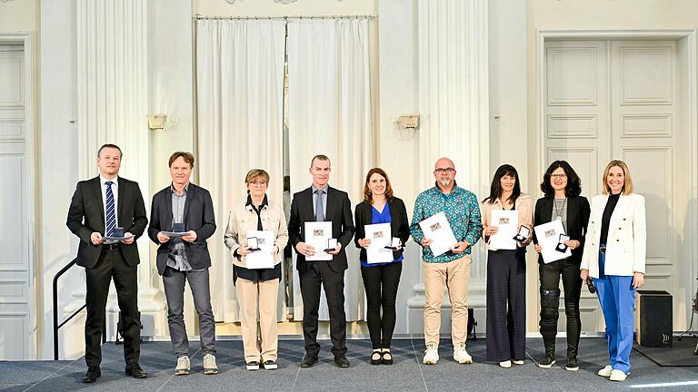 Die neuen Träger der bayerischen Schulsport-Verdienstmedaille, in der Mitte (4. von links): Studiendirektor Roland Händle vom Deutschhaus-Gymnasium.