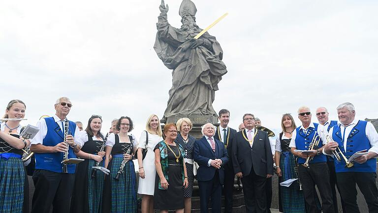 Besuch in der Europastadt Würzburg: der irische Staatspräsident Michael D. Higgins 2019 mit seiner Frau Sabina Higgins zu Gast in der Würzburger Innenstadt, hier auf der Alten Mainbrücke.&nbsp;