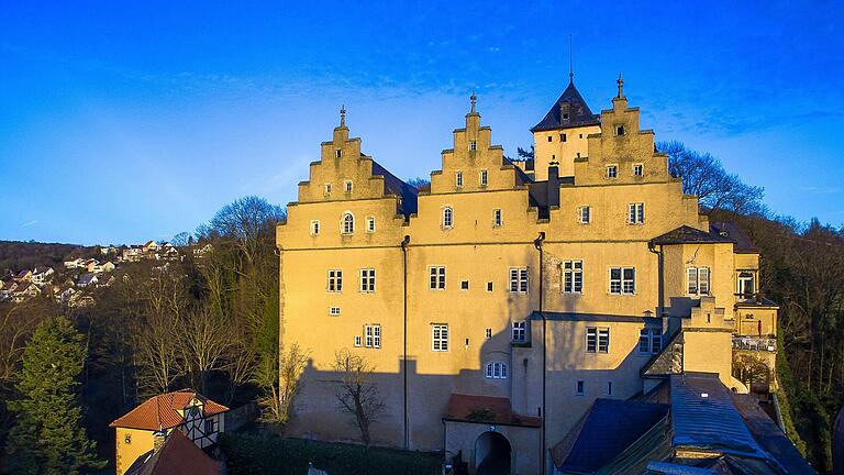 Schloss Mainberg war einst ein Hort der Kunst. Gemälde, Möbel und die Ausstattung durch herausragende Kunsthandwerker begründeten den Ruf der Besitzer Sattler und Sachs als Mäzene. Erstmals werden jetzt Objekte aus der Schlossgeschichte in einer Ausstellung der Öffentlichkeit präsentiert.