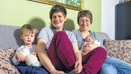 Regenbogenfamilie: Sandra und Katrin Häußler mit ihren Kindern Gabriel und Emilia. Die Situation von gleichgeschlechtlichen Lebensgemeinschaften und Familien in Baden-Württemberg ist erstmals Thema des Familienreports, der in Stuttgart vorgestellt wurde. Regenbogenfamilie: Sandra und Katrin Häußler mit ihren Kindern Gabriel und Emilia. Die Situation von gleichgeschlechtlichen Lebensgemeinschaften und Familien in Baden-Württemberg ist erstmals Thema des Familienreports, der in Stuttgart vorgestellt wurde.