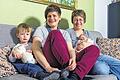 Regenbogenfamilie: Sandra und Katrin Häußler mit ihren Kindern Gabriel und Emilia. Die Situation von gleichgeschlechtlichen Lebensgemeinschaften und Familien in Baden-Württemberg ist erstmals Thema des Familienreports, der in Stuttgart vorgestellt wurde.