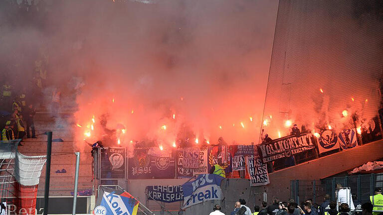 Im Stadion       -  Auch im Stadion brannten die KSC-Anhänger Pyrotechnik ab. Foto: Deniz Calagan