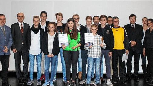 Die Maintal Baskets Haßberge M14 wurden zur Mannschaft des Jahres im Landkreis Haßberge gekürt. Sportlerin des Jahres ist Antonia Biener (vorne mit Urkunde), während sich Colin Sarré (rechts daneben) über die Auszeichnung Sportler des Jahres freuen darf. Sie wurden von Norbert Zirnsak (SV Rapid Ebelsbach), Landrat Wilhelm Schneider (von links), sowie der bsj-Vorsitzenden Susanne Makowski (rechts) und dem Ebelsbacher Bürgermeister Walter Ziegler (Dritter von rechts) geehrt. Mit im Bild die Trainer und Betreuer.