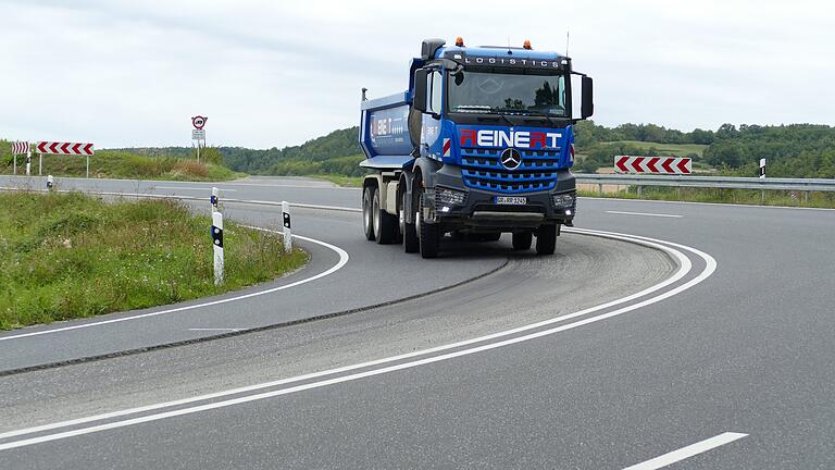 Schwerlastverkehr, ein steiler Berg und ein weicher Asphalt durch die warmen Sommer belasten zusammen den Straßenbelag in der Lindeskurve zwischen Karlstadt und Stetten Schwerlastverkehr, ein steiler Berg und ein weicher Asphalt durch die warmen Sommer belasten zusammen den Straßenbelag in der Lindeskurve zwischen Karlstadt und Stetten