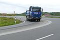 Schwerlastverkehr, ein steiler Berg und ein weicher Asphalt durch die warmen Sommer belasten zusammen den Straßenbelag in der Lindeskurve zwischen Karlstadt und Stetten