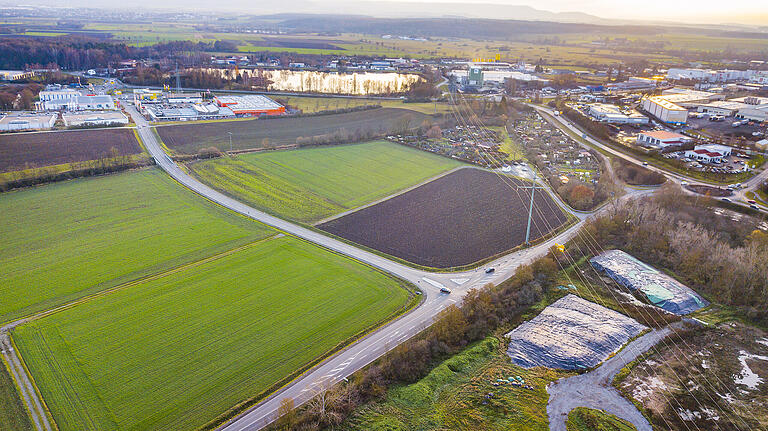 Luftaufnahme vom Unfallschwerpunkt Einmündung Prappacher Straße in den Gewerbepark Ost/ Godelstatt (links hinten).