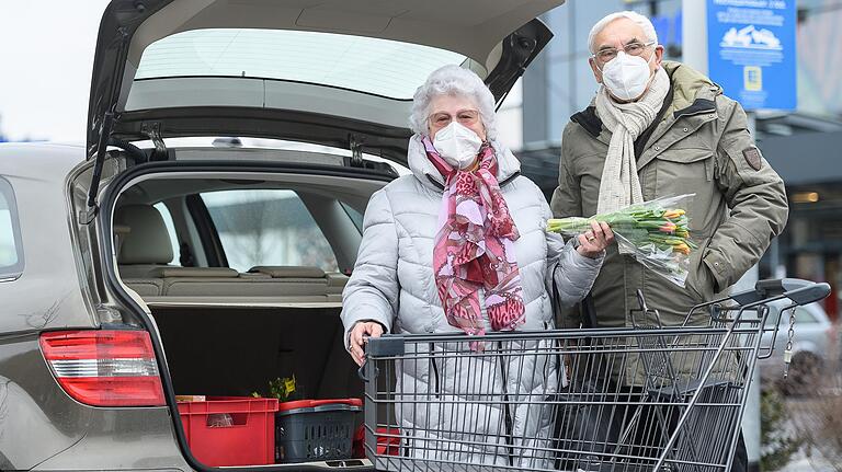 Mathilde und Gerhard Neuhauser aus Abtswind kaufen bereits mit FFP2-Masken ein.