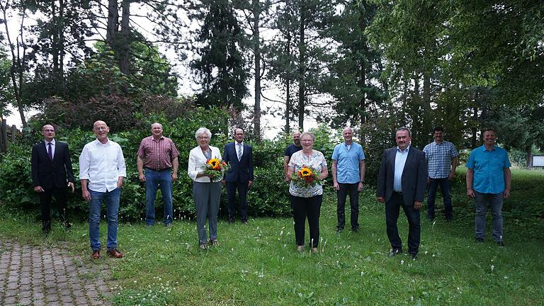 Coronabedingt, mit über einem Jahr Verzögerung konnten die ehemaligen  Oberleichtersbacher Gemeinderäte nun offiziell verabschiedet werden. Das  Bild zeigt von links:  Roland Wehner (stellvertretender Bürgermeister),  Frank Vogler, Claus Klüber, Birgit Kohlhepp, Bürgermeister Dieter Muth,  Ludwig Weber, Bettina Hahn,  Roland Zehner, Karl Ziegler, Stefan Walter und Gerhard Helfrich.       -  Coronabedingt, mit über einem Jahr Verzögerung konnten die ehemaligen  Oberleichtersbacher Gemeinderäte nun offiziell verabschiedet werden. Das  Bild zeigt von links:  Roland Wehner (stellvertretender Bürgermeister),  Frank Vogler, Claus Klüber, Birgit Kohlhepp, Bürgermeister Dieter Muth,  Ludwig Weber, Bettina Hahn,  Roland Zehner, Karl Ziegler, Stefan Walter und Gerhard Helfrich.