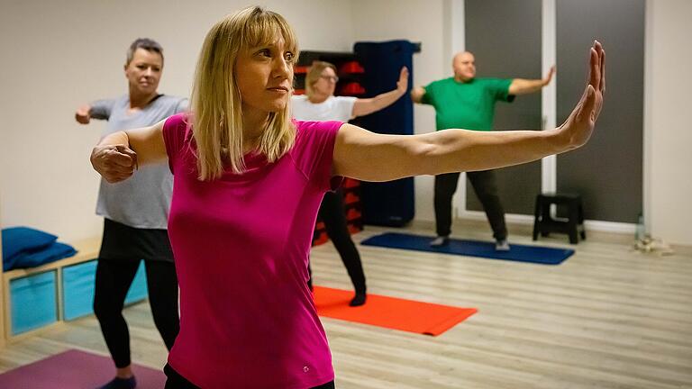 Andrea Depner aus Haßfurt ist an Morbus Bechterew erkrankt. Übungen aus dem Qigong helfen ihr dabei, mit den Beschwerden umzugehen. Andrea Depner aus Haßfurt ist an Morbus Bechterew erkrankt. Übungen aus dem Qigong helfen ihr dabei, mit den Beschwerden umzugehen.