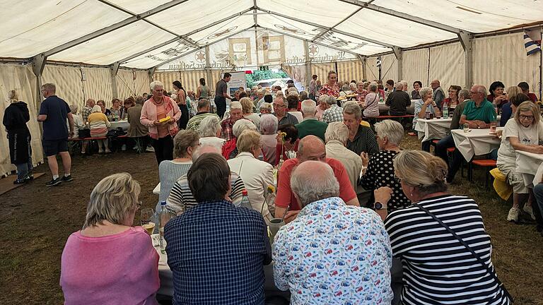 Alle Plätze besetzt beim Höchberger Seniorensommerfest. Alle Plätze besetzt beim Höchberger Seniorensommerfest.