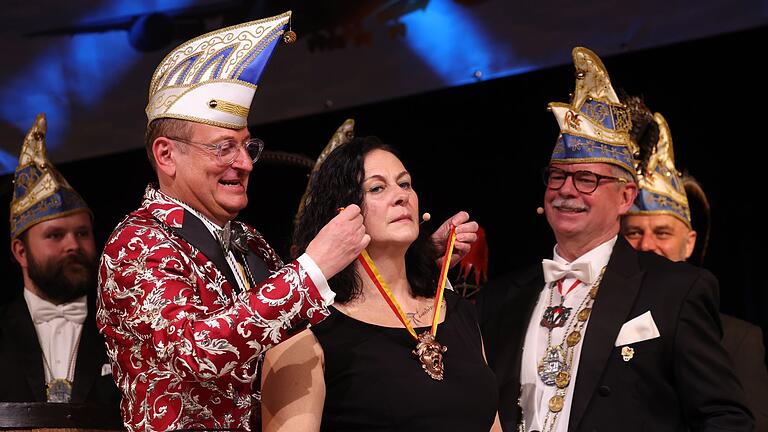 Prunksitzung der Kitzinger Karnevalsgesellschaft       -  Sie ist die 39. Schlappmaulorden-Trägerin der KiKaG.