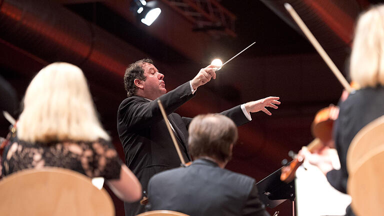 10. Benefizkonzert im VCC       -  Das Mozarteum-Orchester aus Salzburg spielte am Samstag beim 10. Benefizkonzert der Würzburger Druck- und Medienhäuser im Vogel Convention Center (VCC) in Würzburg. 100.000 Euro sind der Erlös des zehnten Benefizkonzerts der Würzburger Druck- und Medienunternehmen. Oberbürgermeister Christian Schuchardt nahm die Spende für Projekte zur Leseförderung entgegen. 850 Konzertbesucher im VCC applaudierten - und genossen Musik und Gespräche, Speis und Trank.