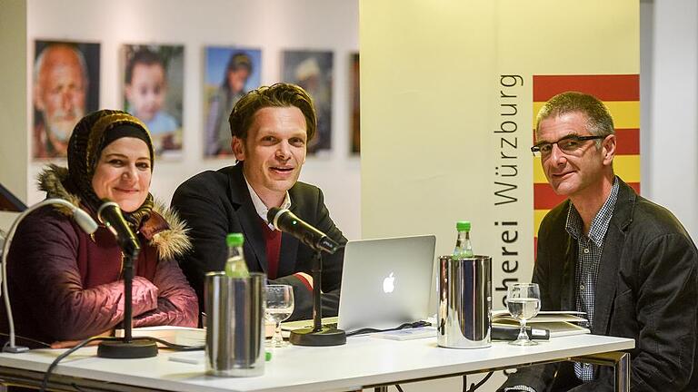 Die Syrerin Ameena Abdulrahman, der Reporter Philipp Hedemann und Andreas Jungbauer, Chef der Würzburger Lokalredaktion der Main-Post, stellten in der Stadtbücherei das Buch &bdquo;Die Flüchtlingsrevolution. Wie die neue Völkerwanderung die ganze Welt verändert&ldquo; vor.
