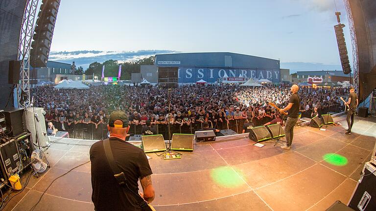 Das 'Mission Ready' ist ein Punk- und Hardcore-Festival auf einem Flugplatz in Giebelstadt.&nbsp;