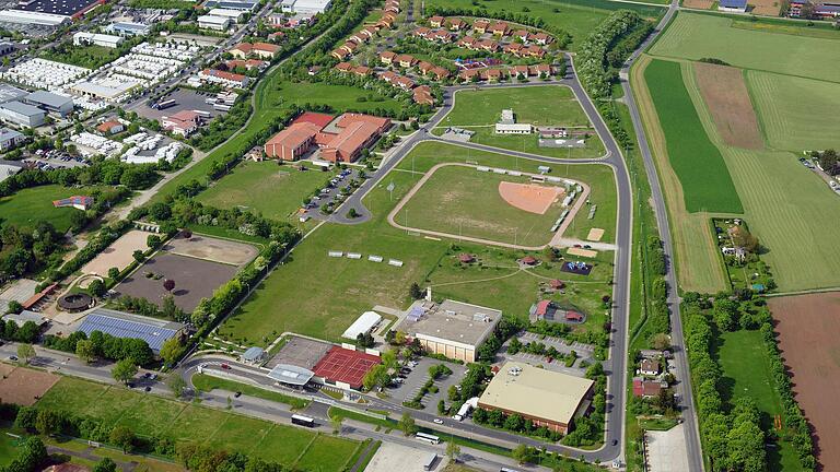 Blick auf Yorktown Village (im Hintergrund) und das Kessler Field. Der Bereich zwischen der Willi-Kaidel-Straße am unteren Bildrand und dem Baseball-Feld (Bildmitte) soll in den nächsten Jahren bebaut werden. Blick auf Yorktown Village (im Hintergrund) und das Kessler Field. Der Bereich zwischen der Willi-Kaidel-Straße am unteren Bildrand und dem Baseball-Feld (Bildmitte) soll in den nächsten Jahren bebaut werden.