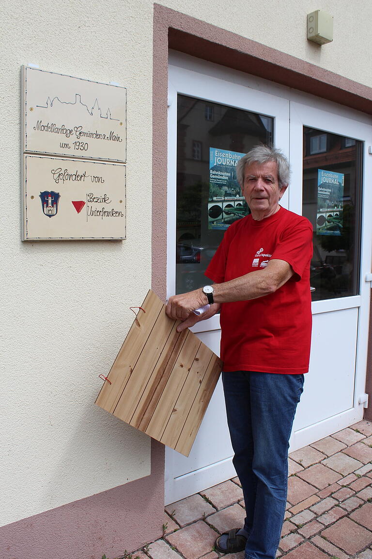 Reinhold Weber enthüllte die Keramik-Tafeln. Reinhold Weber enthüllte die Keramik-Tafeln.