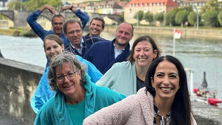Solidarität zeigen: Würzburgs Sozialreferentin Hülya Düber mit den Mitarbeiterinnen und Mitarbeitern des städtischen Sozialreferats bei der Alzheimer-Challenge. Solidarität zeigen: Würzburgs Sozialreferentin Hülya Düber mit den Mitarbeiterinnen und Mitarbeitern des städtischen Sozialreferats bei der Alzheimer-Challenge.
